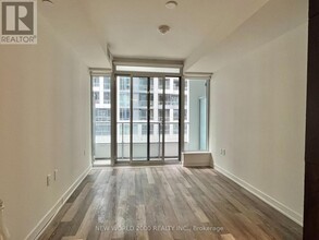 27-427 Bathurst St in Toronto, ON - Building Photo - Building Photo