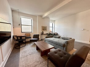 758 N Broadway in Milwaukee, WI - Foto de edificio - Building Photo