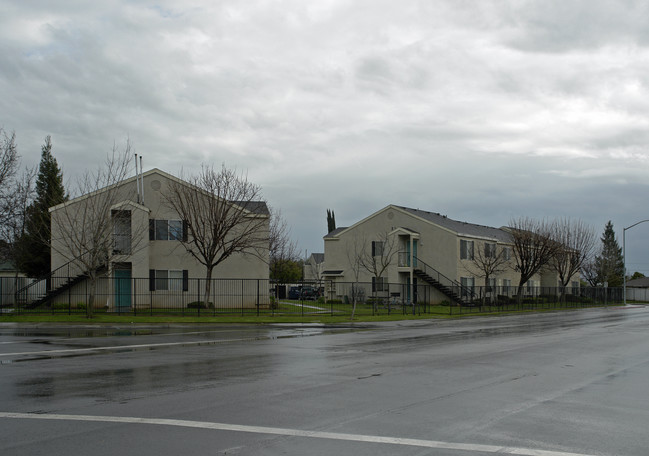 Sunrise Terrace Apartments in Madera, CA - Building Photo - Building Photo