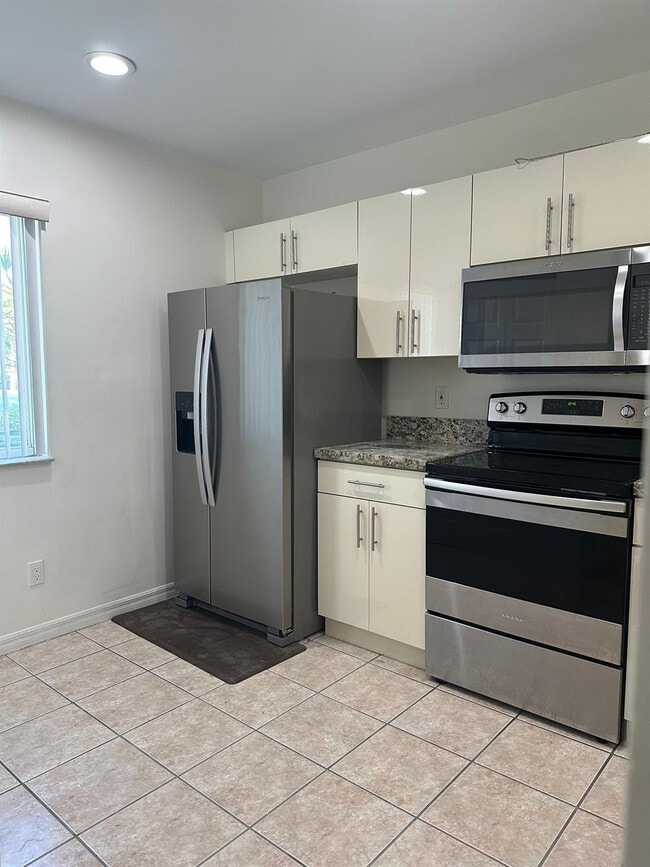 20824 NW 3rd Ct in Pembroke Pines, FL - Building Photo - Building Photo