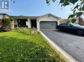 55 Batson Dr in Aurora, ON - Building Photo