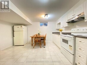 37 Pinemeadow Blvd in Toronto, ON - Building Photo - Building Photo