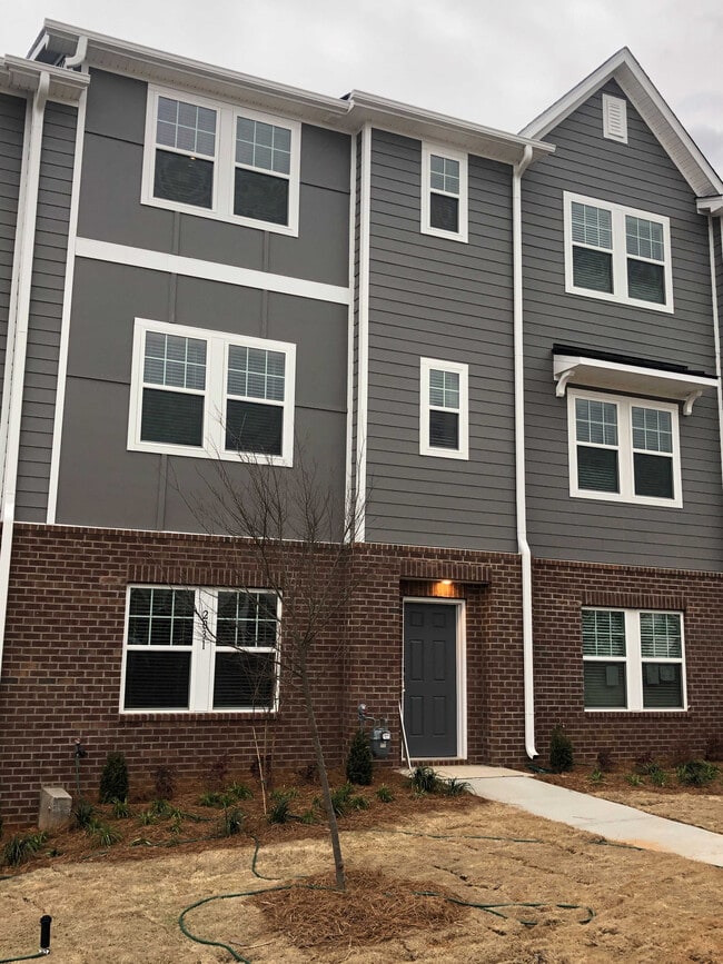 Room in Townhome on Tears Ln in Charlotte, NC - Building Photo - Building Photo