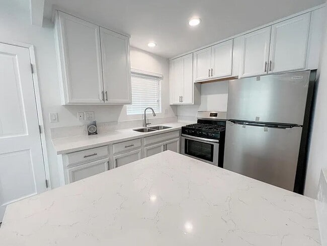 122 El Porto St in Manhattan Beach, CA - Building Photo - Building Photo