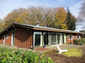 9222 Goodman Ave in Gig Harbor, WA - Foto de edificio - Building Photo