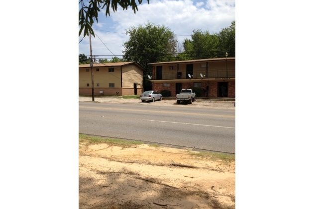 1100 S Green St in Longview, TX - Foto de edificio