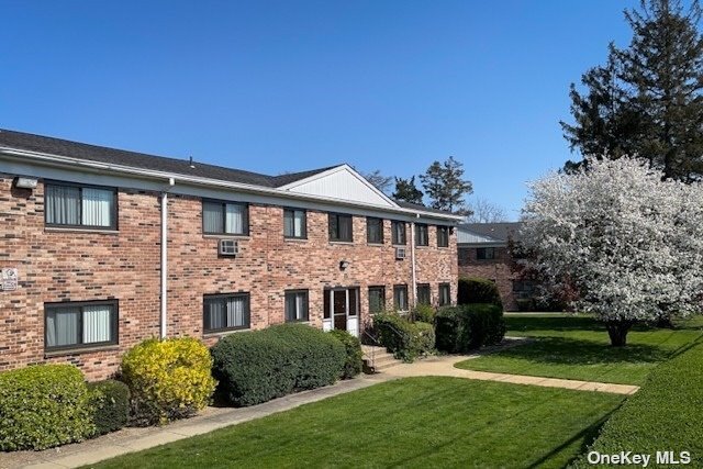 403 E Main St-Unit -2B in Bay Shore, NY - Building Photo