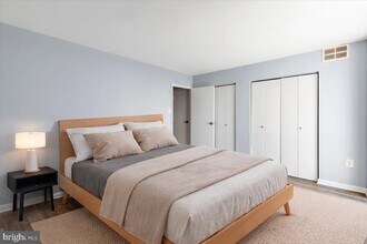 5300 Holmes Run Pkwy in Alexandria, VA - Foto de edificio - Building Photo