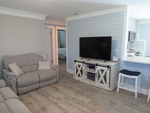 16 Hillside Dr in New Smyrna Beach, FL - Building Photo - Building Photo