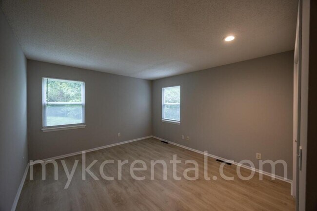 6441 Hallet St in Shawnee, KS - Foto de edificio - Building Photo