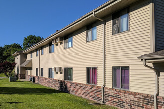 Brady Village in Davenport, IA - Building Photo - Building Photo