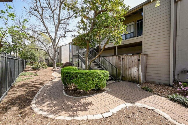 1100 Augusta Dr in Houston, TX - Building Photo - Building Photo