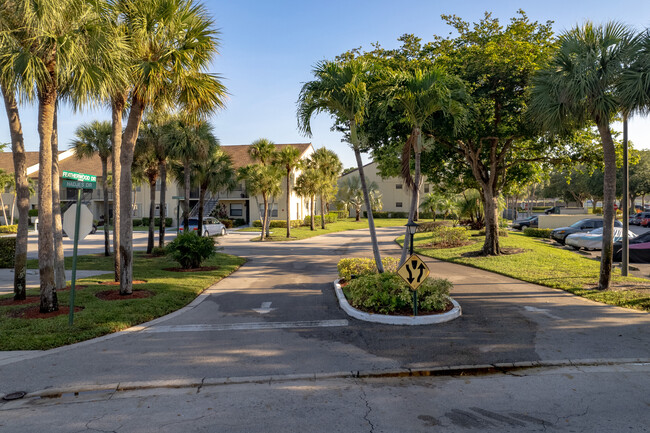 Gardens of Willow Bend Condos in Lake Worth, FL - Foto de edificio - Building Photo