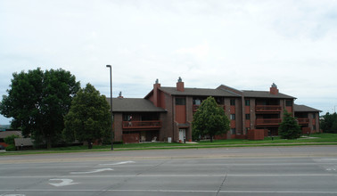 Miracle Hills Park Place in Omaha, NE - Foto de edificio - Building Photo