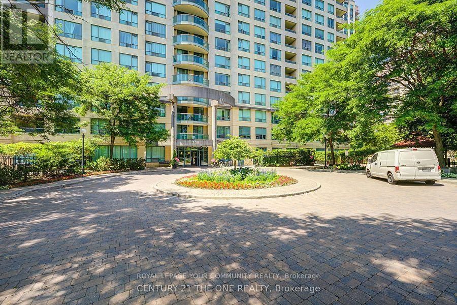 238 Doris Ave in Toronto, ON - Building Photo