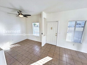 5922 W Vegas Dr in Las Vegas, NV - Foto de edificio - Building Photo