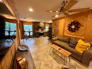 2162 SW Perry Ter, Unit Private Apartment in Stuart, FL - Foto de edificio - Building Photo