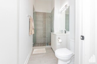 2322 N Clark St, Unit 308 in Chicago, IL - Building Photo - Building Photo