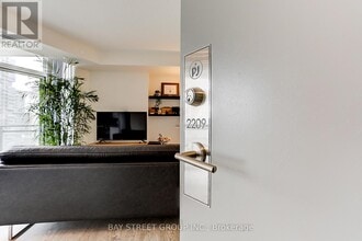 99-2299 John St in Toronto, ON - Building Photo - Building Photo