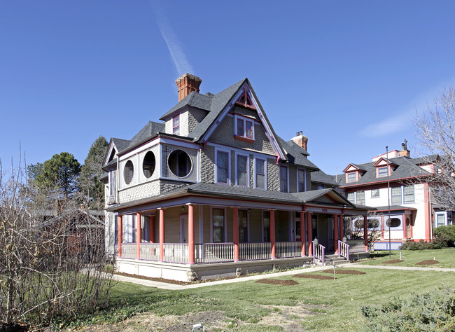 Hearthstone Inn Apartments in Colorado Springs, CO - Foto de edificio - Building Photo