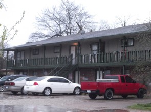 Oaks at Bonham Apartments in Houston, TX - Building Photo - Building Photo