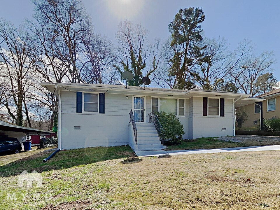 1105 S Parkwood Dr in Forest Park, GA - Building Photo