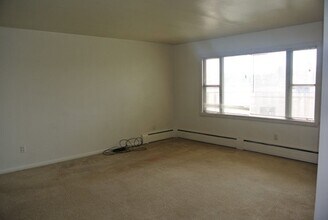 902 Beacon St in Minot, ND - Building Photo - Building Photo