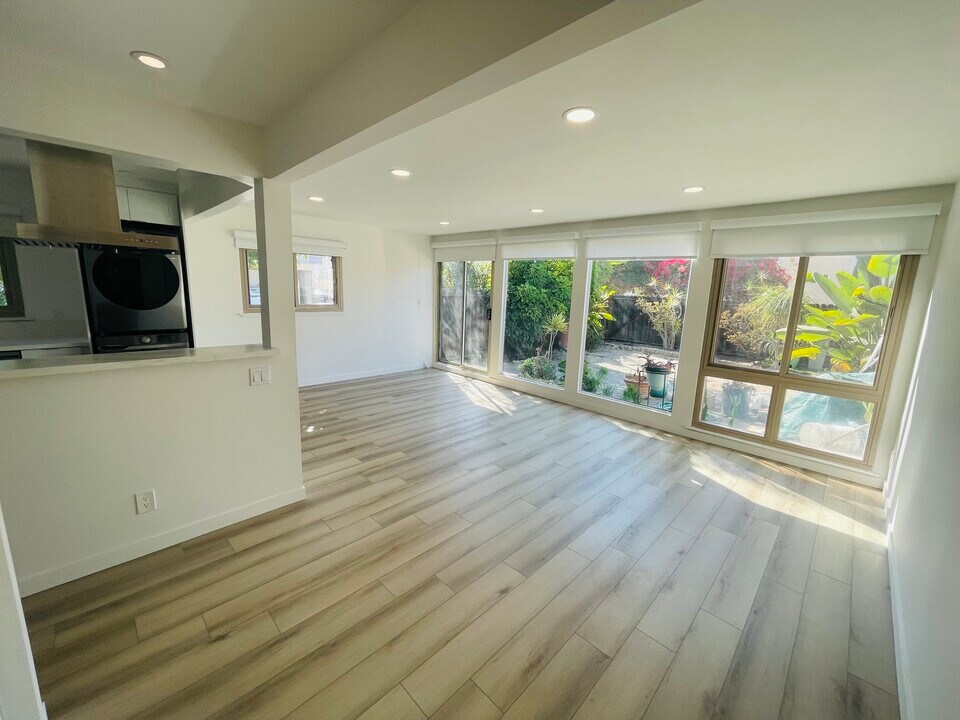 100 Montreal St, Unit 100 in Playa Del Rey, CA - Building Photo