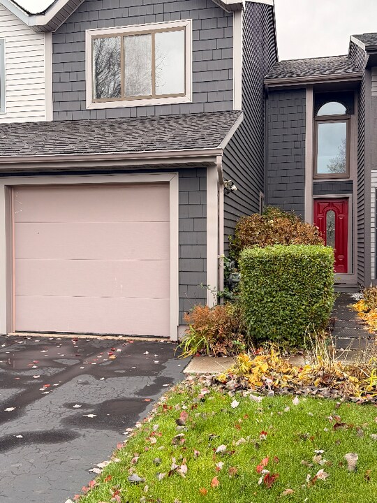 8230 Beehive Cir in Liverpool, NY - Building Photo