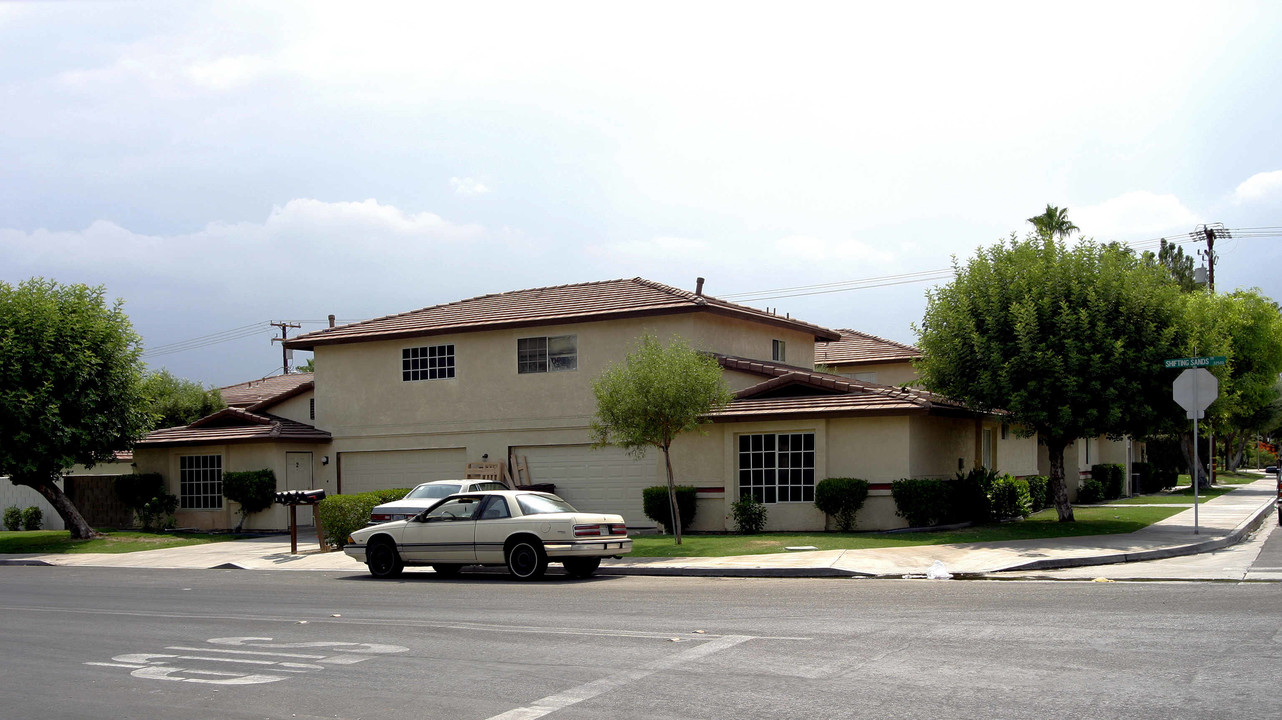 32521 Shifting Sands Trl in Cathedral City, CA - Foto de edificio