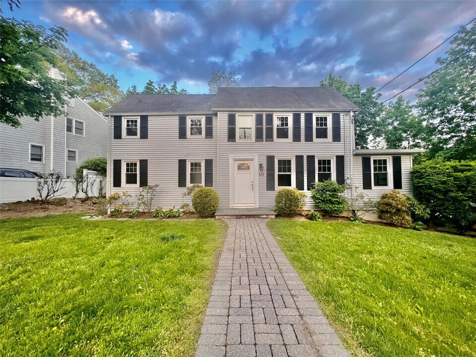 135 Harrison Ave in Harrison, NY - Building Photo