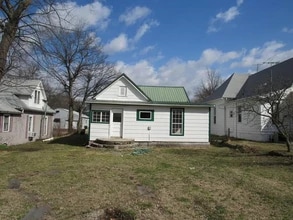 924 W 1st St in Webb City, MO - Foto de edificio - Building Photo