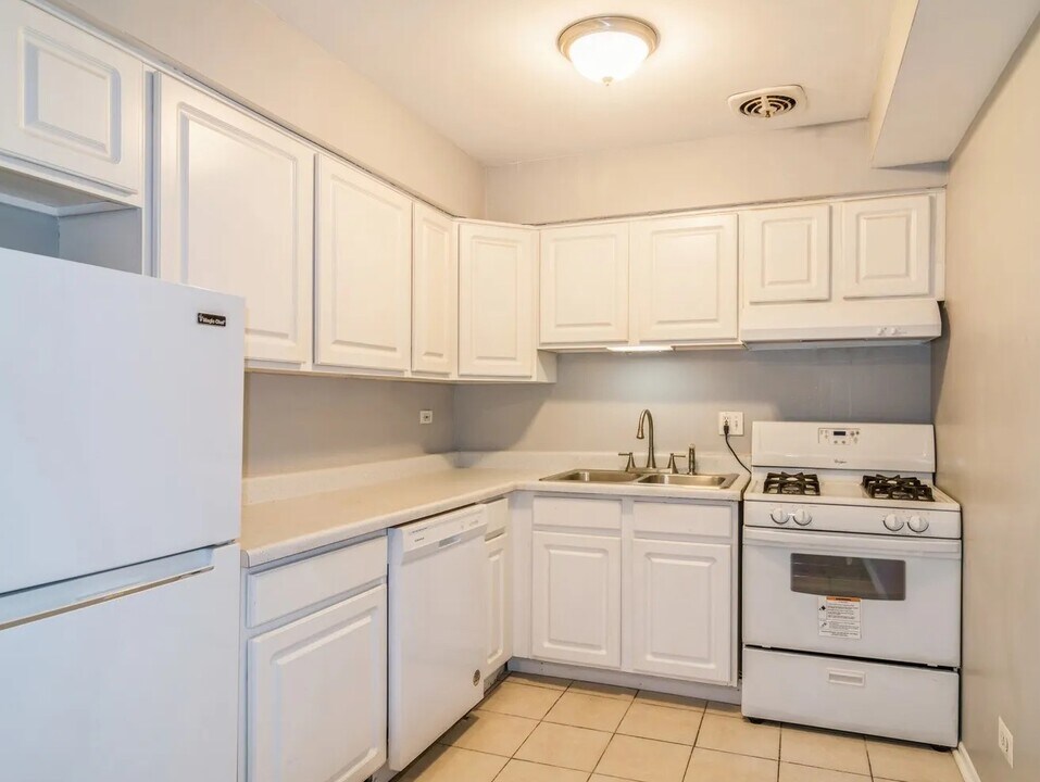 1227 S Harlem Ave, Unit 507 in Berwyn, IL - Building Photo