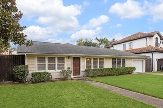 4517 Park Ct in Bellaire, TX - Building Photo - Building Photo