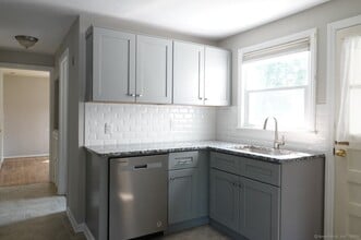7 Douglas Cir in West Hartford, CT - Building Photo - Building Photo