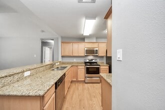 1324 S Johnson St in Alvin, TX - Foto de edificio - Building Photo