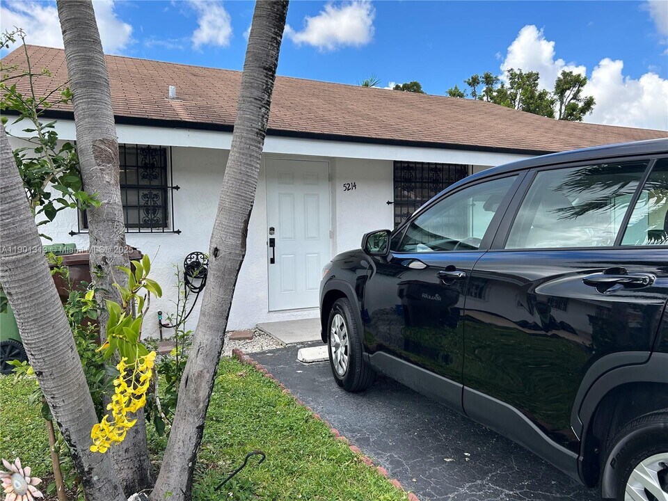 5214 W 24th Way in Hialeah, FL - Building Photo