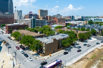 Civic Center Court Apartments in Des Moines, IA - Foto de edificio - Building Photo