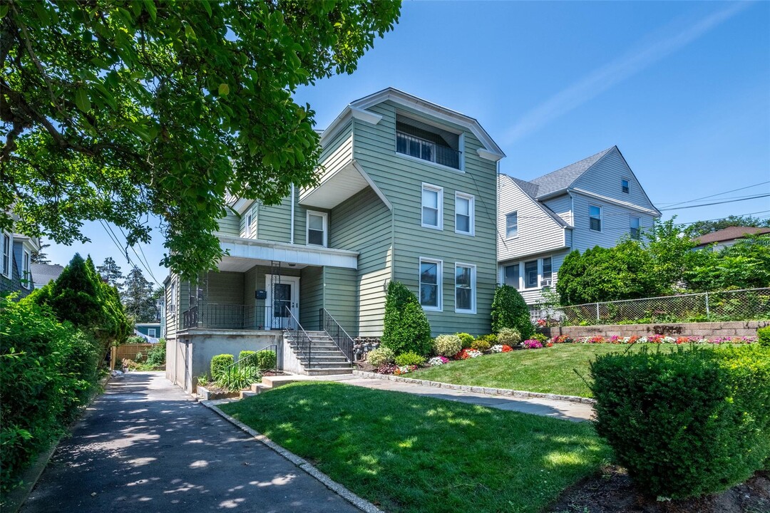 7 Alpha Pl in New Rochelle, NY - Building Photo