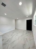 1445 NW 34th St in Miami, FL - Building Photo