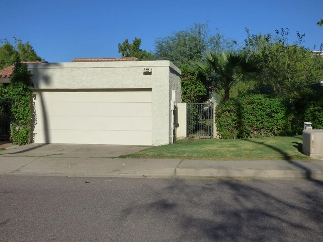 7706 N Dreamy Draw Dr in Phoenix, AZ - Building Photo - Building Photo