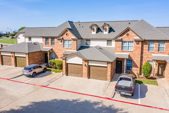 Cedar Point Townhomes in Mansfield, TX - Building Photo - Building Photo