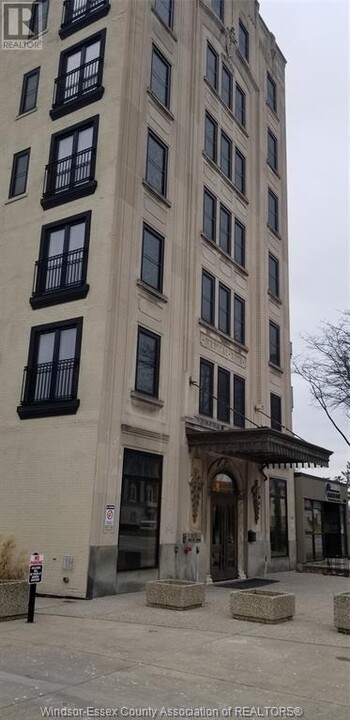 1011 Ouellette Ave in Windsor, ON - Building Photo