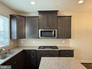 111 Kandinsky Loop in Silver Spring, MD - Foto de edificio - Building Photo