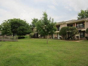 Whisper Oaks in Nacogdoches, TX - Foto de edificio - Building Photo