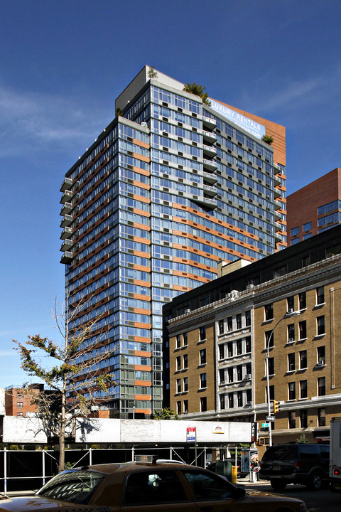 507 W 51 St in New York, NY - Building Photo