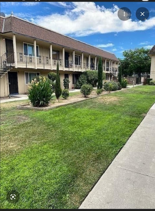 2421 Country Club Blvd in Stockton, CA - Foto de edificio - Building Photo