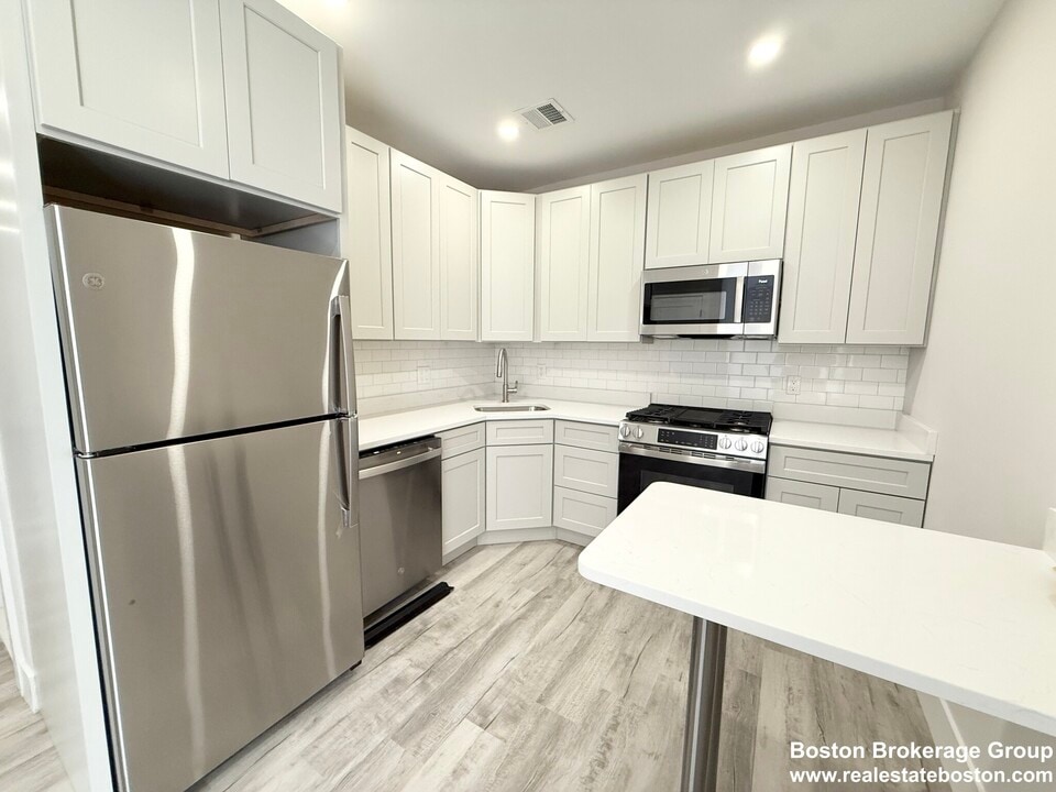 10 Cawfield St, Unit #3 in Boston, MA - Building Photo