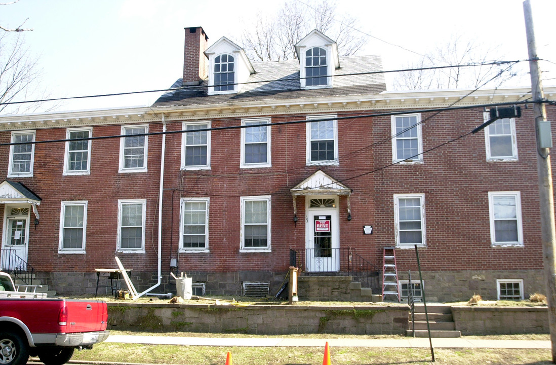 103 N State St in Newtown, PA - Foto de edificio