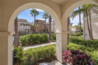 8356 Noelle Drive in Huntington Beach, CA - Foto de edificio - Building Photo